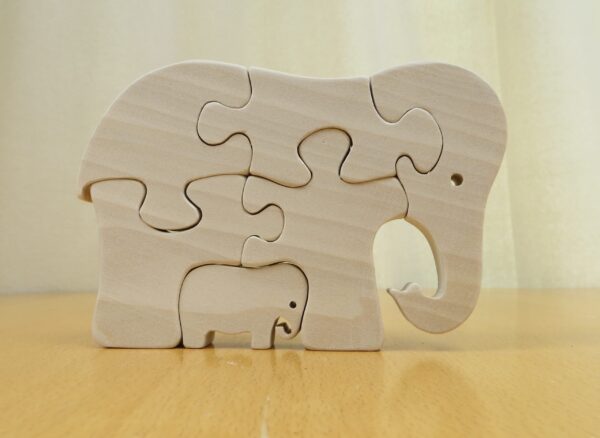 Puzzelolifant met jong in elkaar